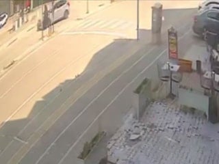 Bursa'da otomobil, yaya geçidinde kız çocuğuna çarptı