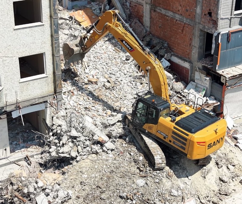 Gebze'de çöken binanın etrafındaki riskli yapıların yıkımına