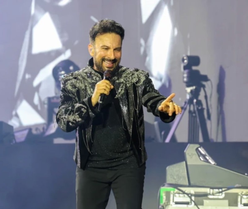 Tarkan, Ankara'daki konserinde ezan için sahneye ara verdi