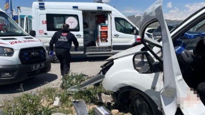 Van'da iki otomobil çarpıştı: 4 ölü 2 yaralı