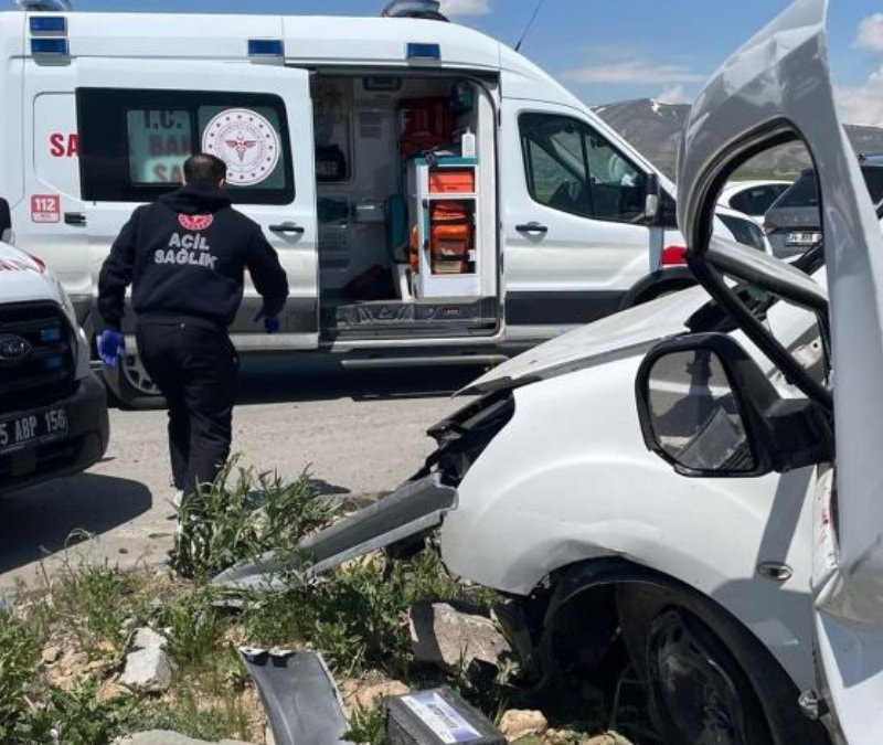 Van'da iki otomobil çarpıştı: 4 ölü 2 yaralı