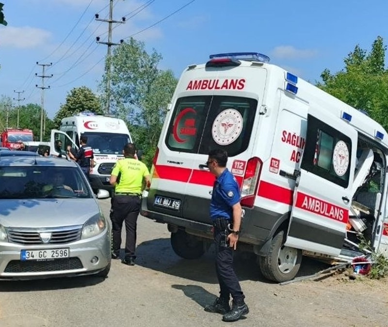 Kocaeli'de ambulans kazası: Hasta ve 2 sağlık çalışanı yaral