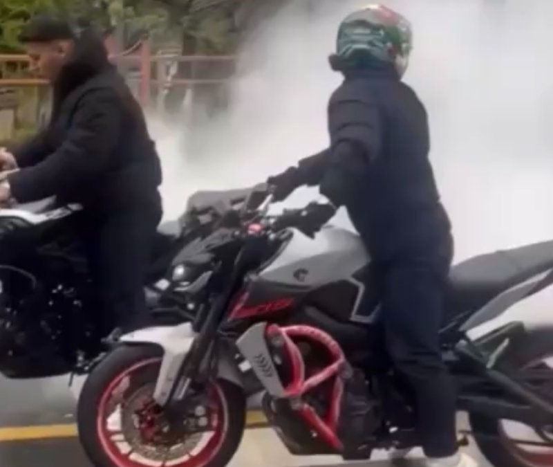 İstanbul'da düğün konvoyunda motosikletle trafiği kapatıp pa