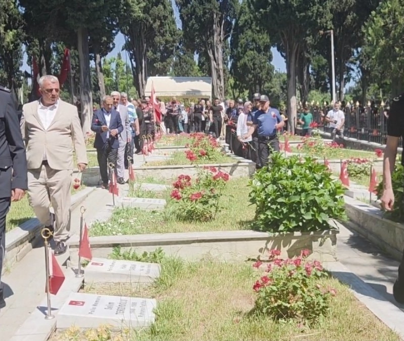 Vezneciler şehitleri, 10'uncu yıllarında kabirleri başında a