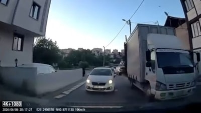 İstanbul'da "Aracım arıza yaptı" dedi yol vermedi: Sürücülerin tartışması kamerada