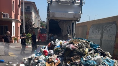 Yalova'da sürücü, yanan çöp kamyonunu itfaiyeye götürdü