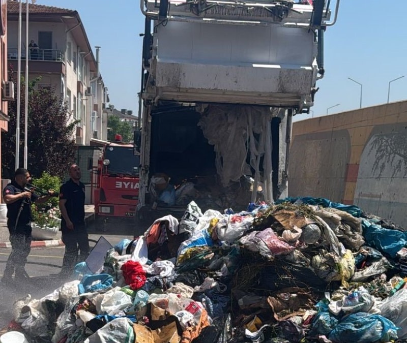 Yalova'da sürücü, yanan çöp kamyonunu itfaiyeye götürdü