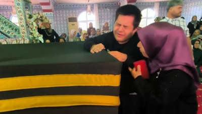 Mersin'de Kabe'nin maketine sarılan engelli genç gözyaşı döktü