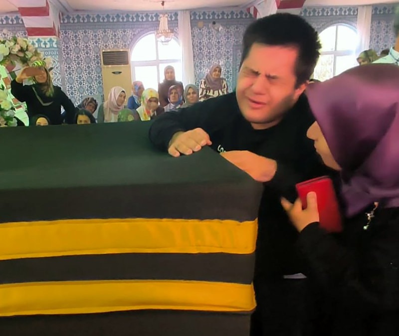 Mersin'de Kabe'nin maketine sarılan engelli genç gözyaşı dök
