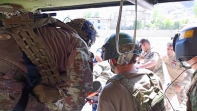 Hakkari'de sarp arazide ölen vatandaşın cenazesi, helikopter ile alındı