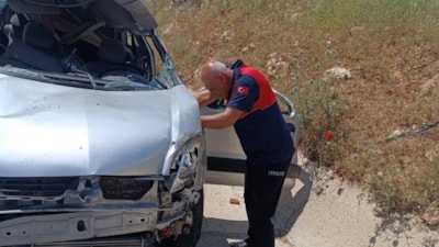 Adıyaman'da hafif ticari araç takla attı: 1 ölü 1 yaralı