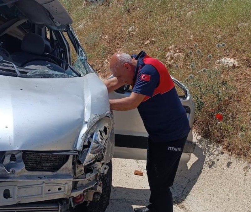 Adıyaman'da hafif ticari araç takla attı: 1 ölü 1 yaralı