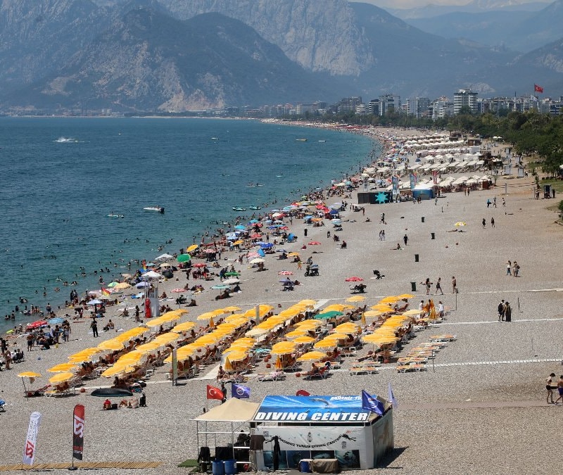Antalya’da sıcak hava bunalttı, sahiller doldu taştı