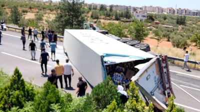 Gaziantep’te muz yüklü tırın devrildiği kazada sürücü yaralandı
