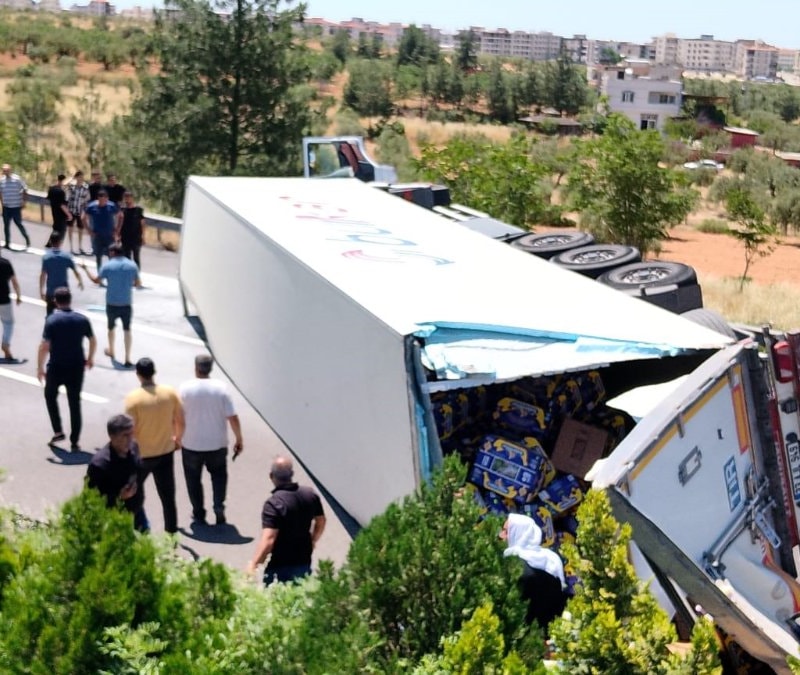 Gaziantep’te muz yüklü tırın devrildiği kazada sürücü yarala