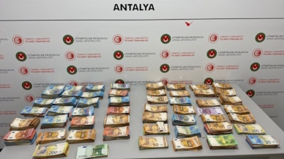 Antalya Havalimanı'nda bebek bezinden 381 bin euro çıktı