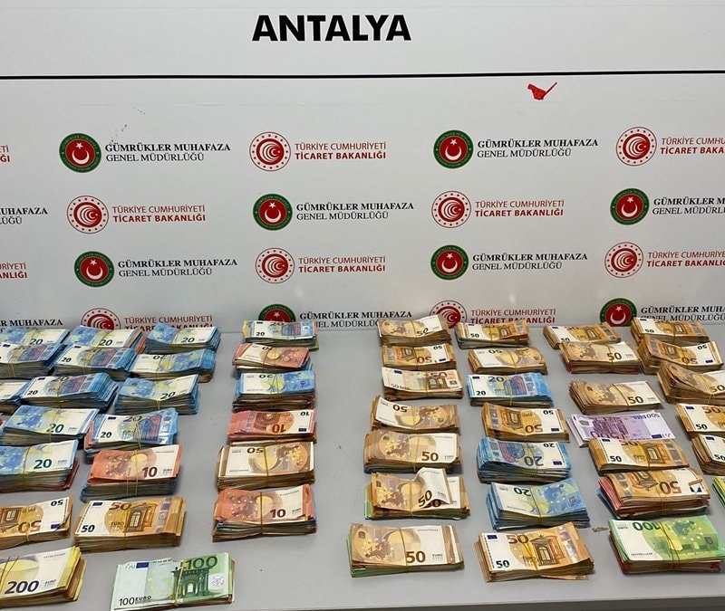 Antalya Havalimanı'nda bebek bezinden 381 bin euro çıktı