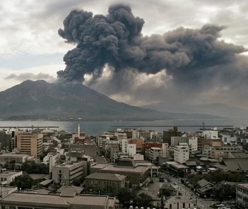 Sakurajima Yanardağı'nda patlama: Kül bulutu Kagoshima kenti