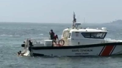 Kocaeli'de feribottan denize düştü: Büfe çalışanı hayatını kurtardı