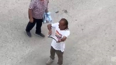 Sakarya'da yılan paniği: Eliyle yakalayıp doğal yaşam alanına bıraktı