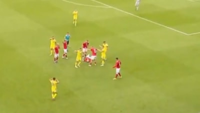 Christian Eriksen maçında sahada bayıldı