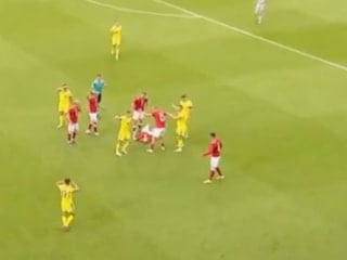 Christian Eriksen maçında sahada bayıldı