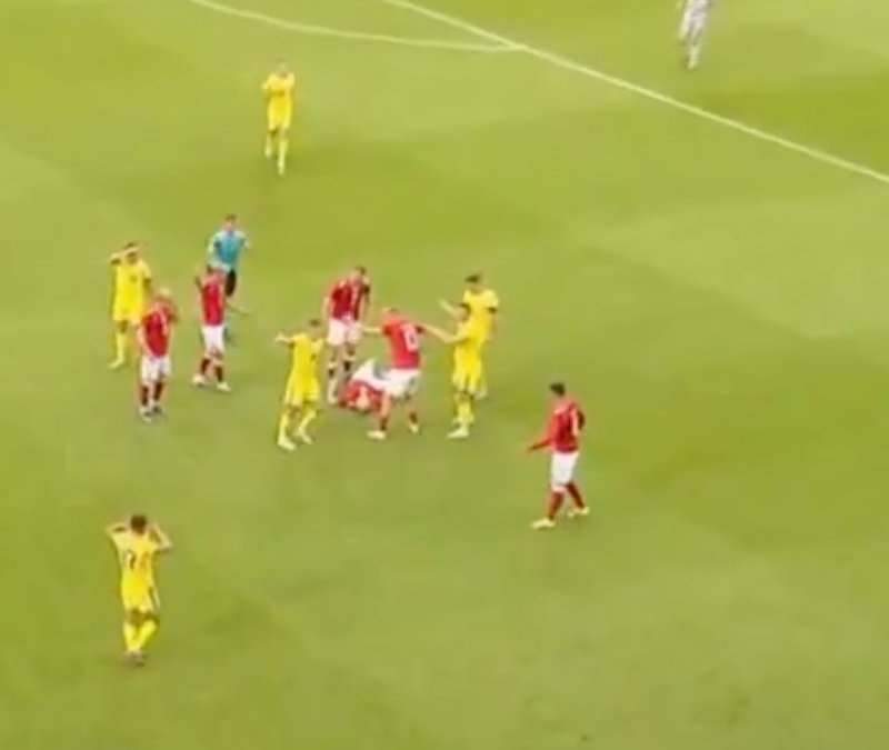 Christian Eriksen maçında sahada bayıldı