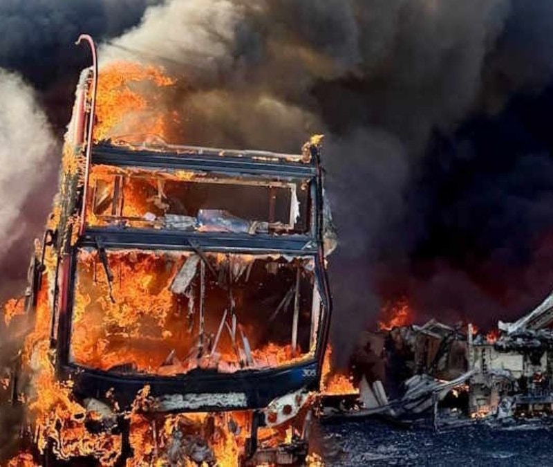 İngiltere'de onlarca çift katlı otobüs kundaklandı