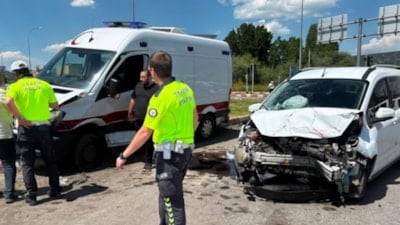 Kütahya'da ambulans ile ticari araç çarpıştı: 7 yaralı