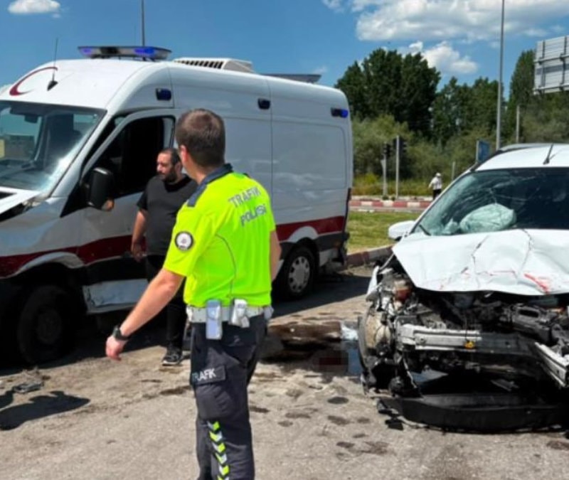Kütahya'da ambulans ile ticari araç çarpıştı: 7 yaralı