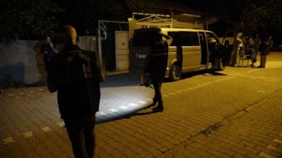 Malatya'da iki oğluyla gittiği ev baskınında bıçaklandı