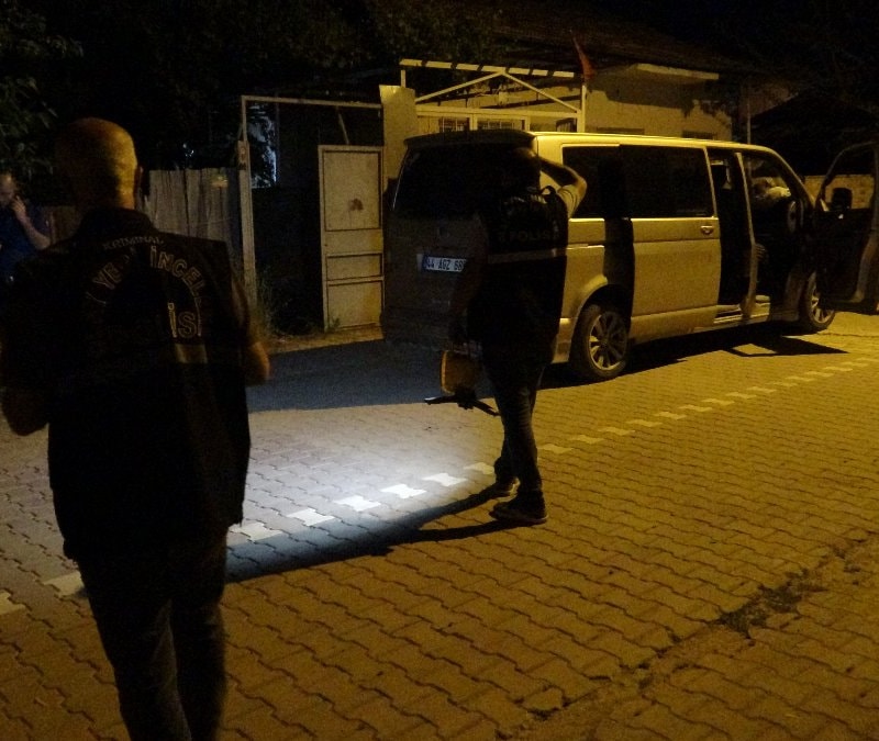 Malatya'da iki oğluyla gittiği ev baskınında bıçaklandı