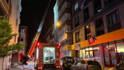 İstanbul'da 4 katlı binanın çatısında yangın