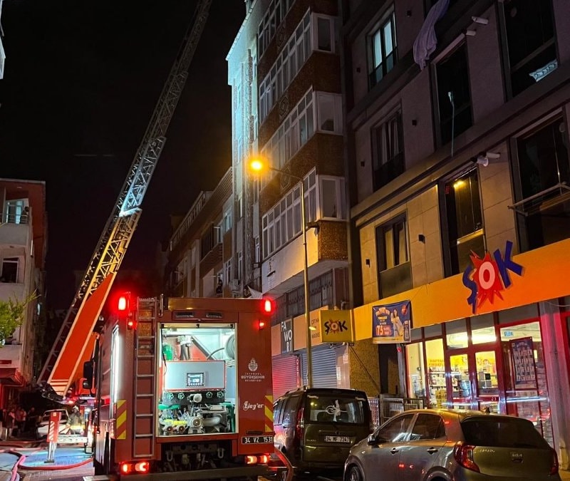 İstanbul'da 4 katlı binanın çatısında yangın