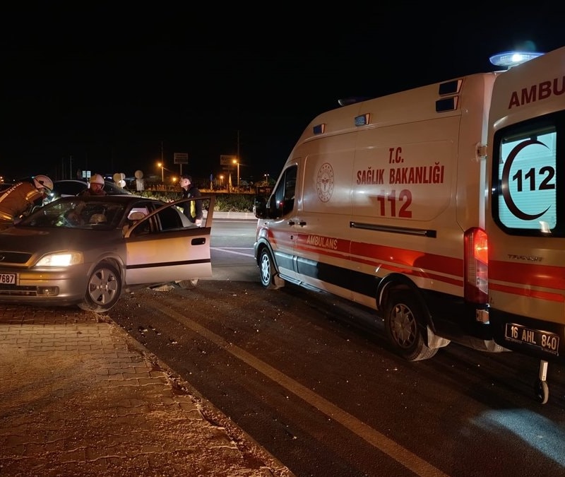 Bursa'da kaldırıma çarpan otomobilin sürücüsü öldü