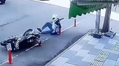 Elazığ'da motosiklet kazası kameraya yansıdı