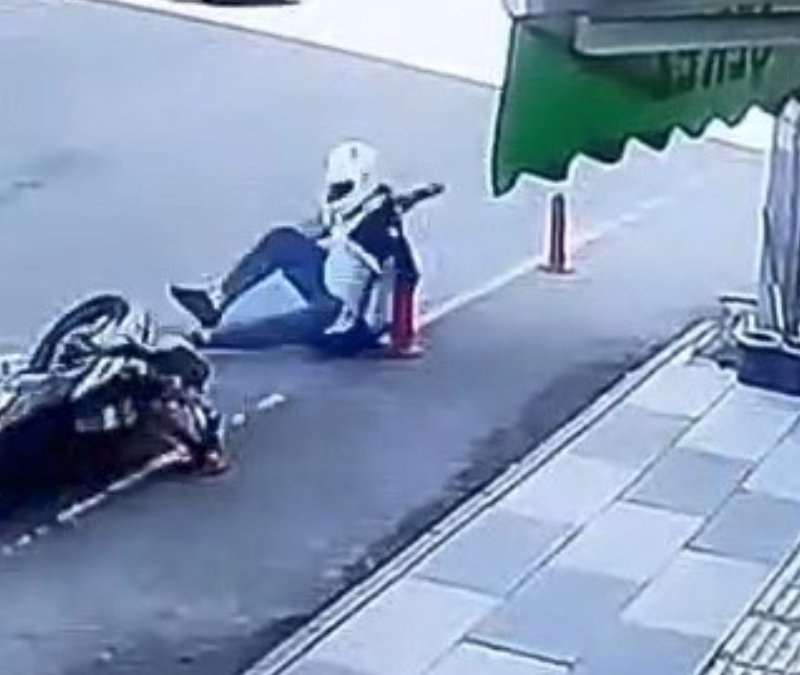 Elazığ'da motosiklet kazası kameraya yansıdı