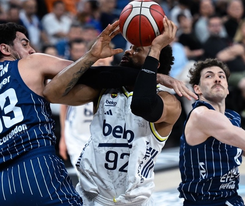 Fenerbahçe, Anadolu Efes'i yenerek finale çıktı