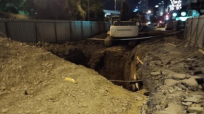 Ataşehir'de taksi, şantiye çukuruna düştü