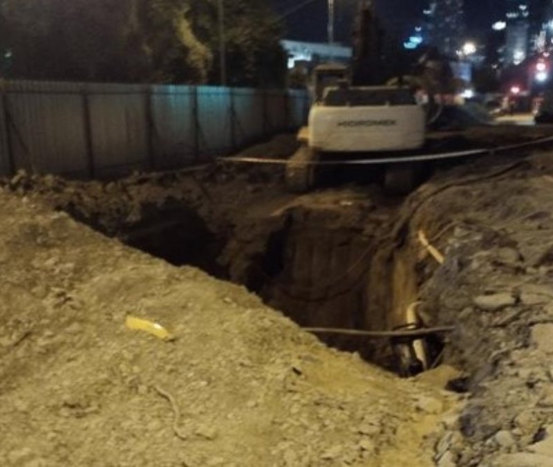 Ataşehir'de taksi, şantiye çukuruna düştü