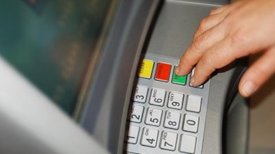 İstanbul'da ATM'lere sahte dolar yatırıp TL alan çete çökertildi