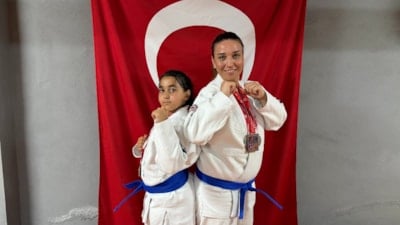 Osmaniye'de anne kız minderde ter döküyor