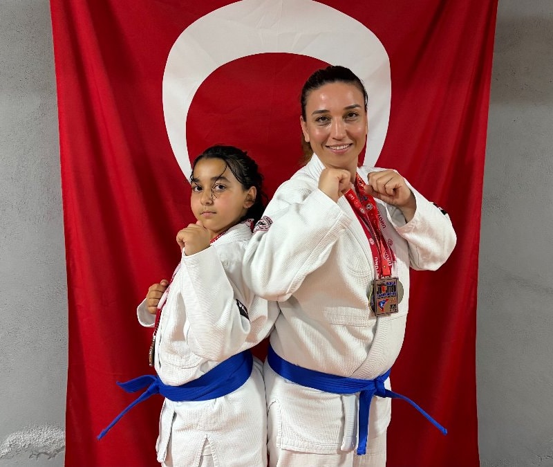 Osmaniye'de anne kız minderde ter döküyor