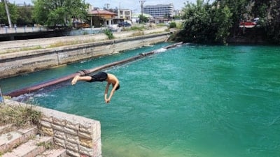 Adana'da 11 kişinin can verdiği sulama kanallarına 'Korkmuyoruz' diyerek giriyorlar