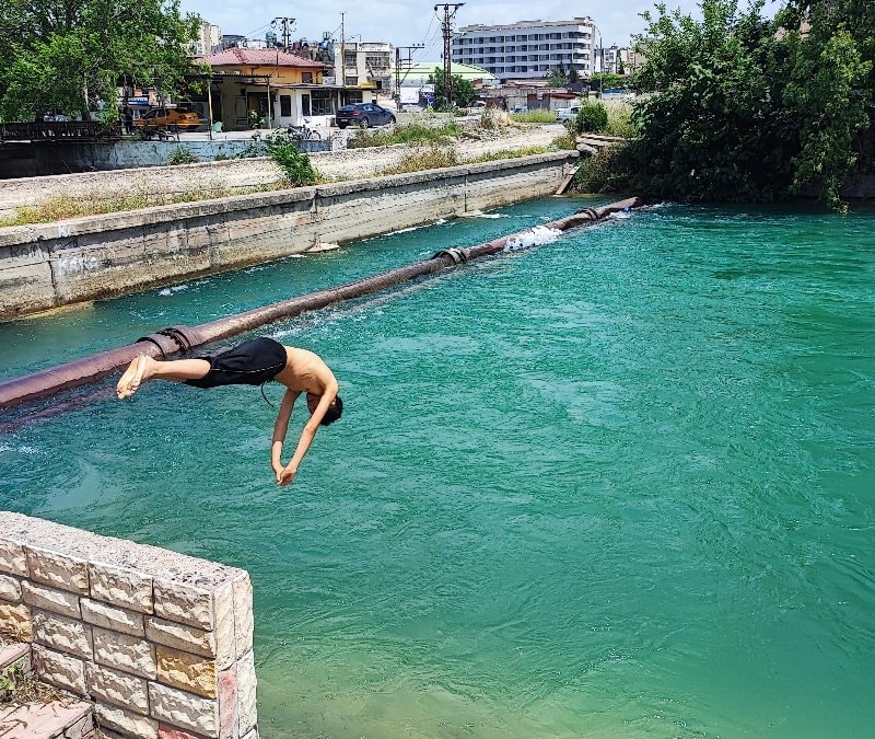 Adana'da 11 kişinin can verdiği sulama kanallarına 'Korkmuyoruz' diyerek giriyorlar