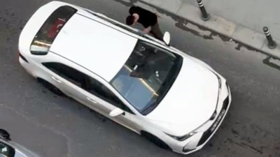 İstanbul'da kazaya neden olan sürücüye tepki: Otomobile yumruk attılar