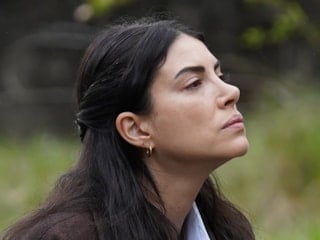 Sezon finali rahatlığı! Oyuncu Deniz Baysal soluğu kuaförde aldı