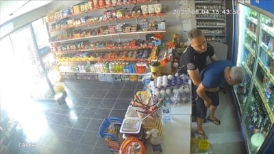 Osmaniye'de nefes borusuna şeker kaçan bakkalı, polis Heimlich ile kurtardı
