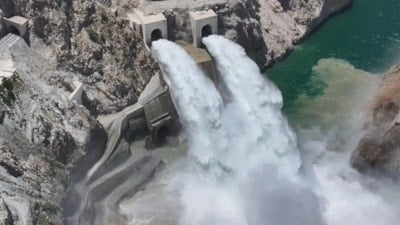 Artvin'de Yusufeli Barajı'nda kapaklar açıldı: Gökkuşağı görüntüsü hayran bıraktı