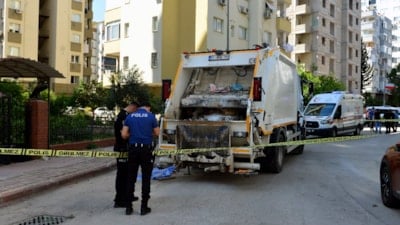 Adana'da yaşlı kadın çöp kamyonunun altında kaldı